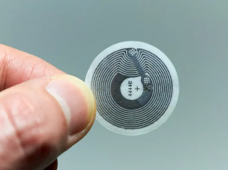 Kako ues nfc nalepka?