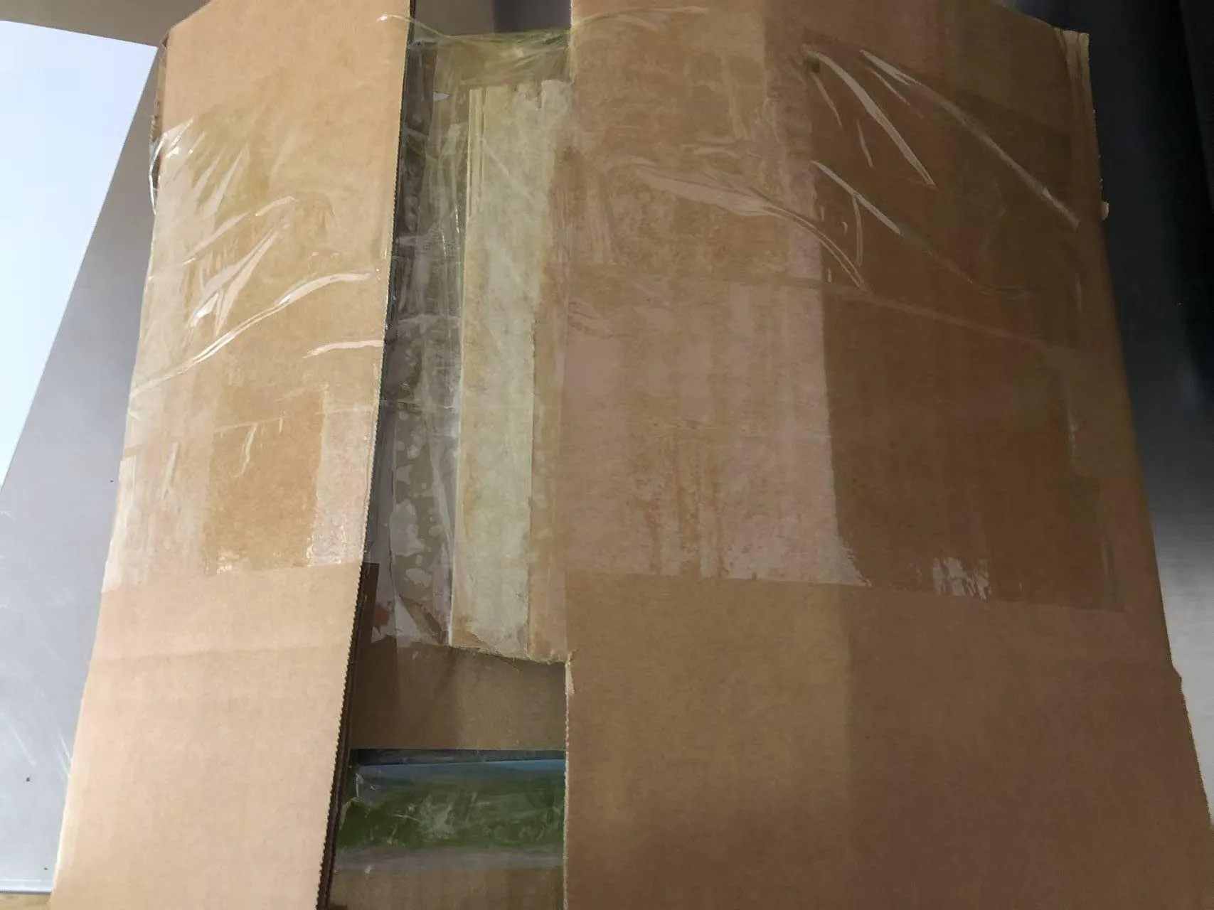 Napredek pri pošiljanju prenosnih otroških knjig z nalepkami v Ugando