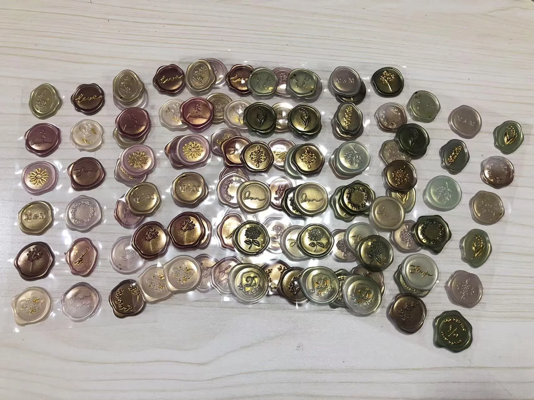 Nalepke z voščenimi pečati so bile odposlane