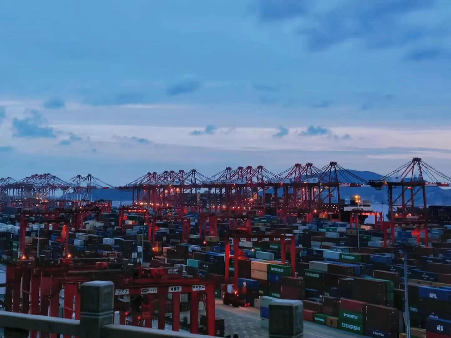 Skupna vrednost kitajske uvozne in izvozne trgovine je dosegla 41,21 bilijona juanov.