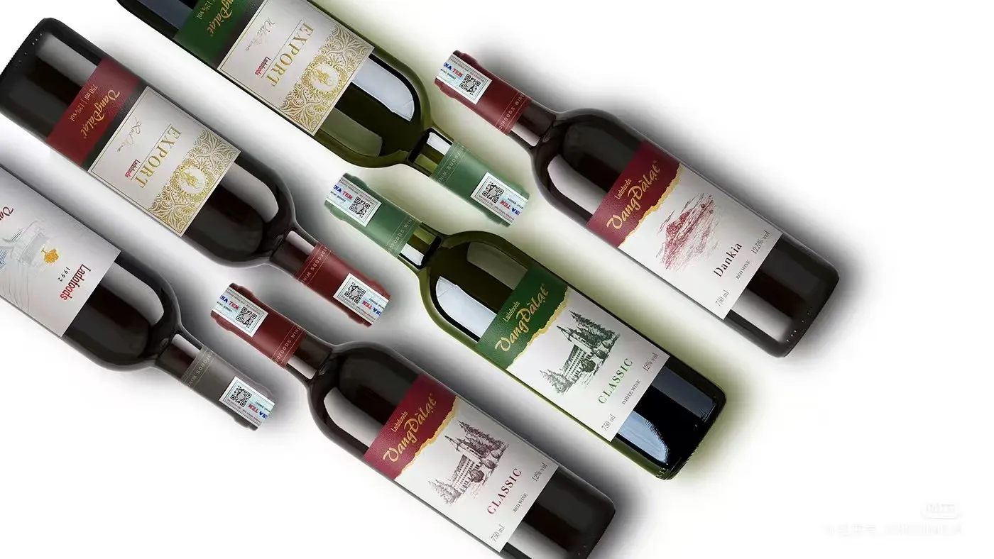 Katere tehnike se običajno uporabljajo za vinske etikete?