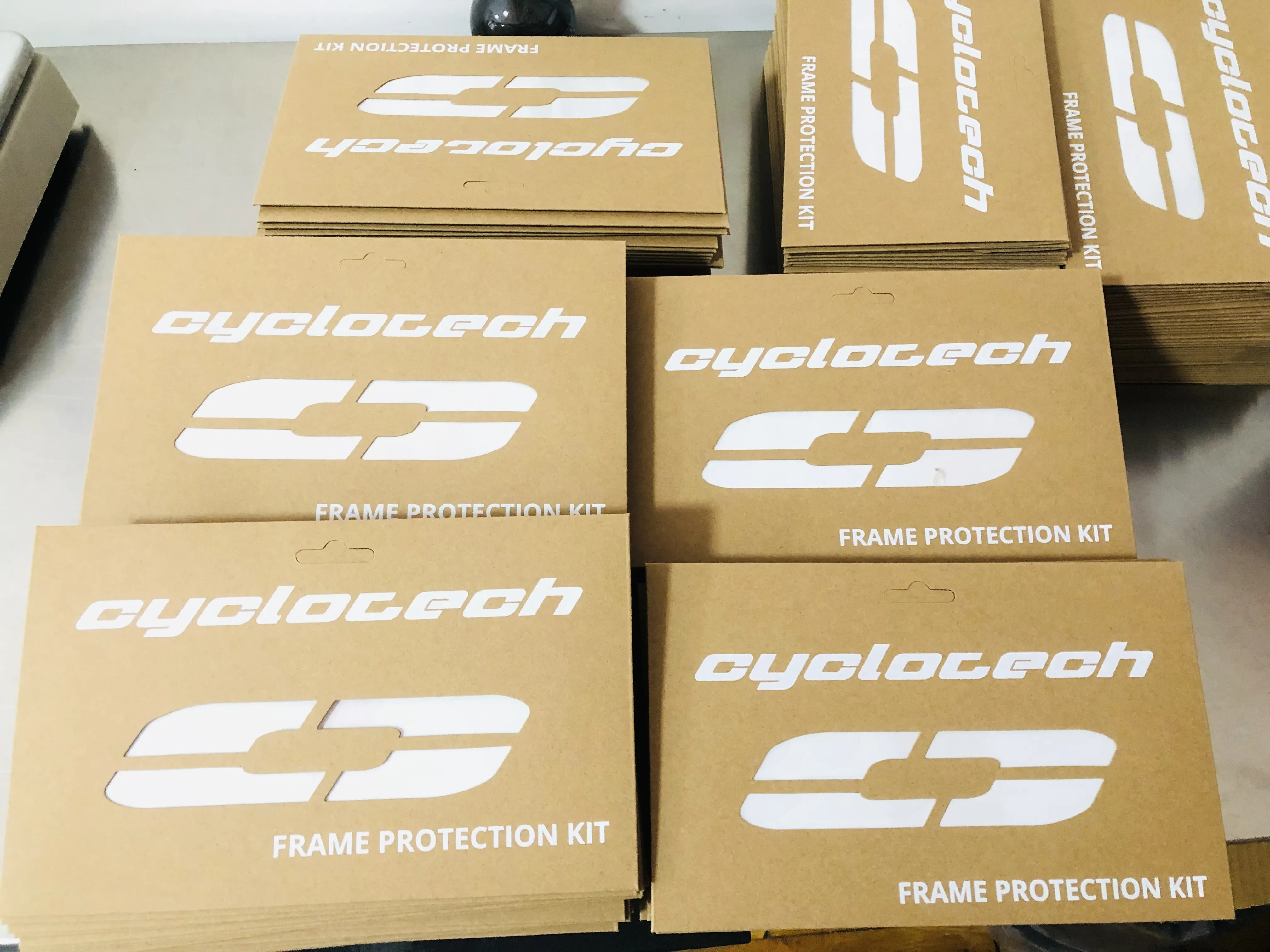 Nalepke za okvir kolesa zdaj pošiljajo na Nizozemsko