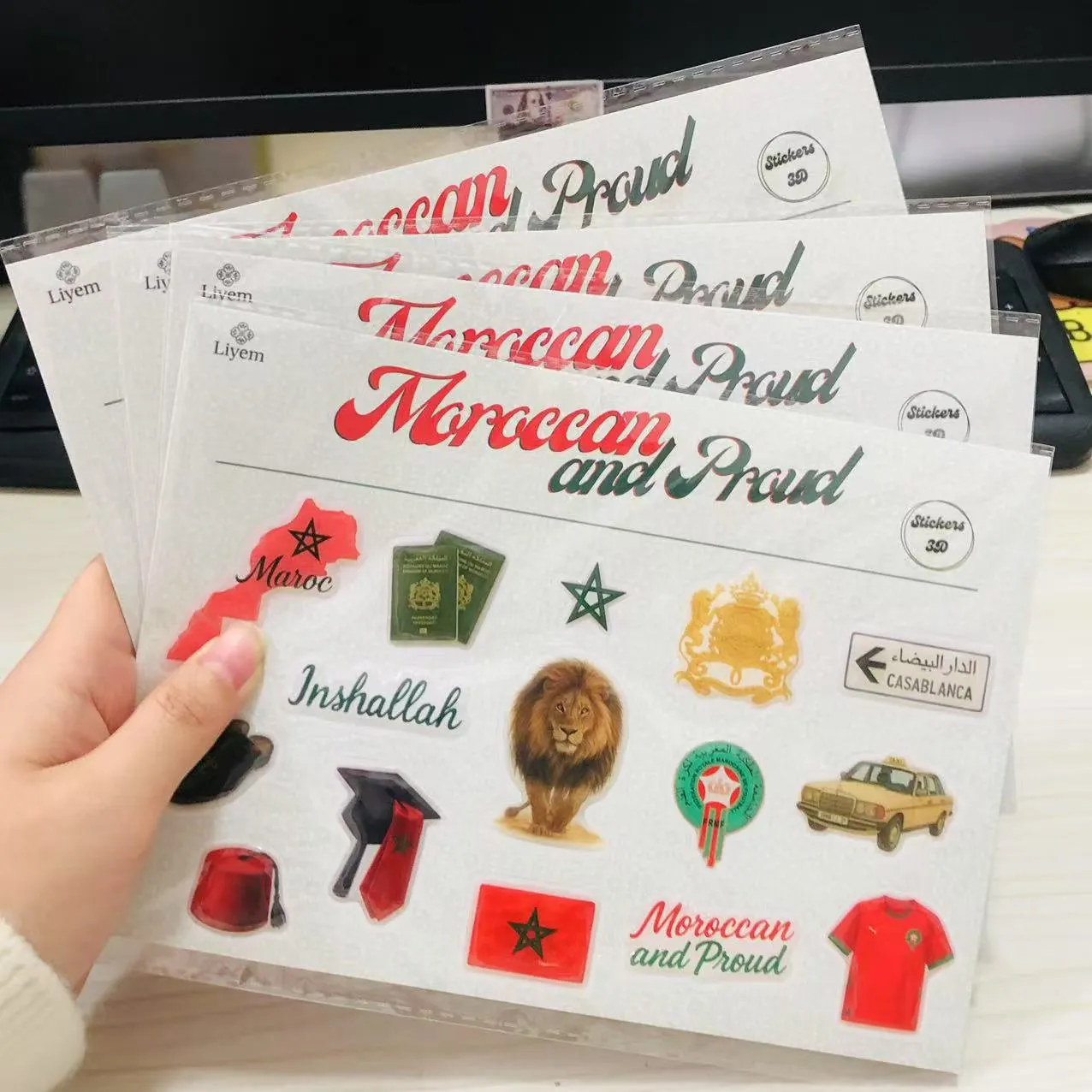 Kupolaste nalepke iz epoksi smole