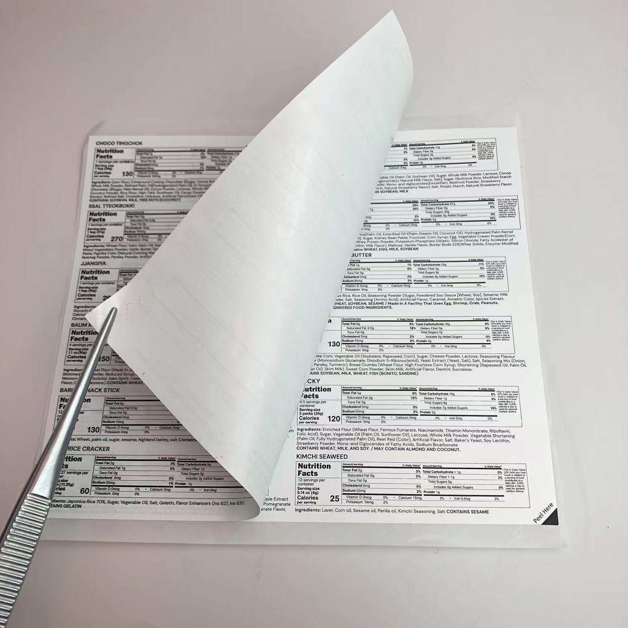 Dopolnjuje 2 plasti nalepk